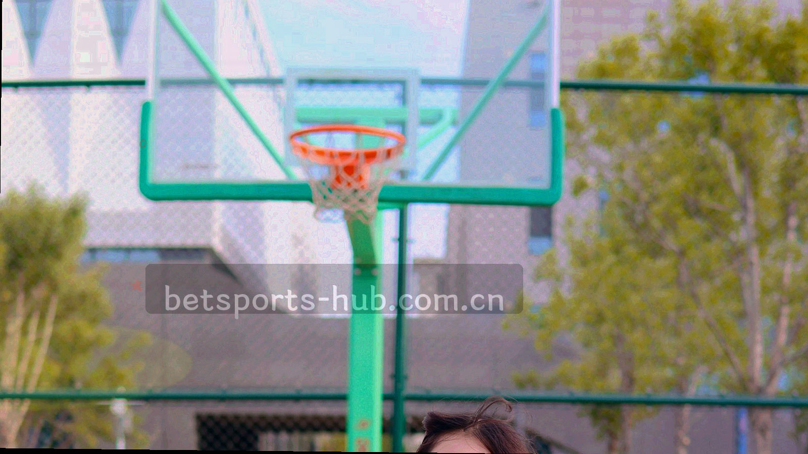 球场灯光与看台剪影构成的封面氛围图，不含人物特写
